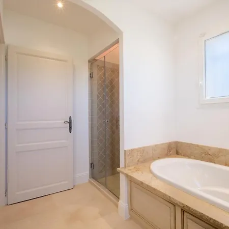 Villa Jewel Of 280m With Infinity Pool In Absolute Calm *