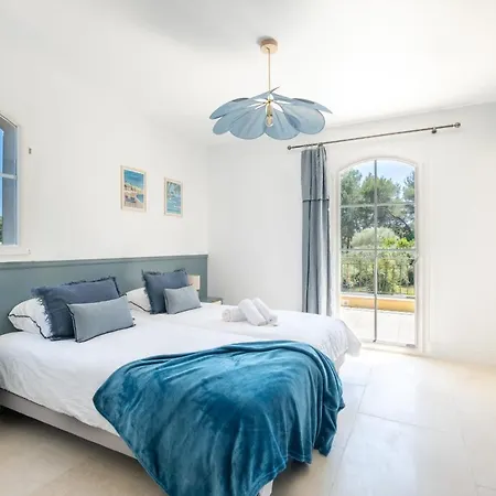 Villa Jewel Of 280m With Infinity Pool In Absolute Calm